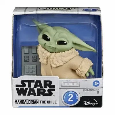 STAR WARS - The Bounty Collection S 2 - The Child touching the button